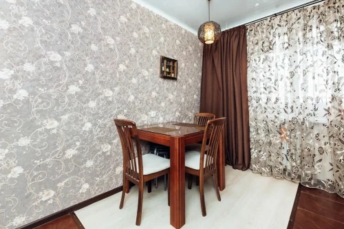 Decorative Texture Finish Wooden Table Chairs